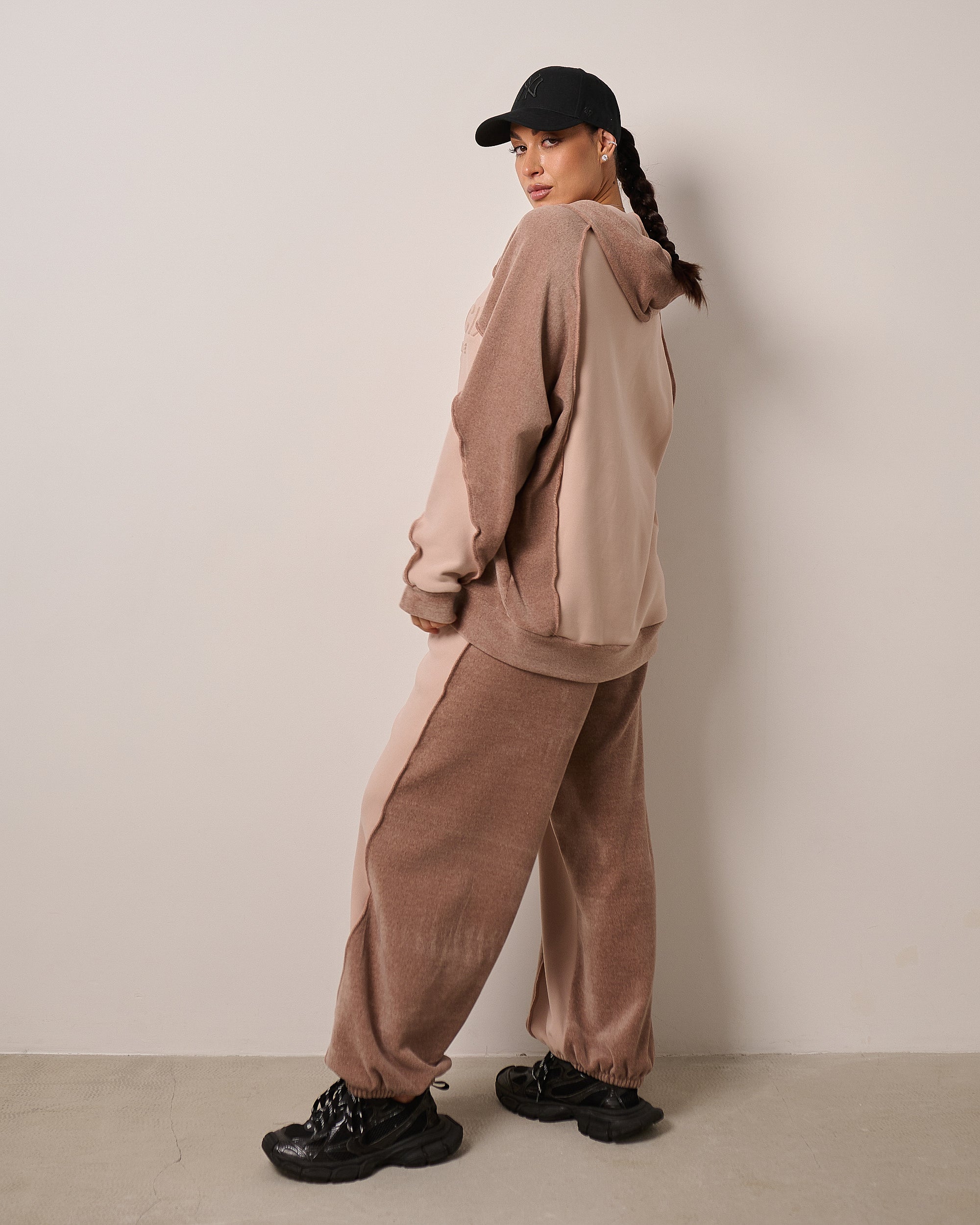 Dwukolorowy komplet dresowy z kapturem „MCMXCIX” – kakao