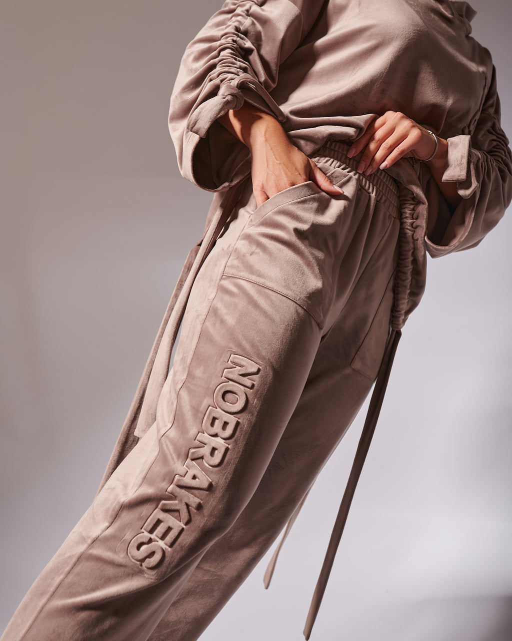 Welurowy komplet dresowy „NoBrakes” – cappuccino