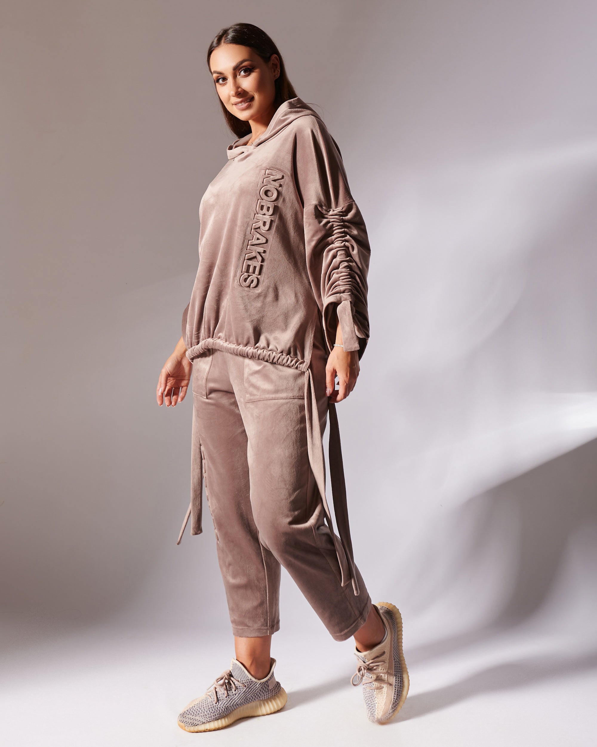 Welurowy komplet dresowy „NoBrakes” – cappuccino