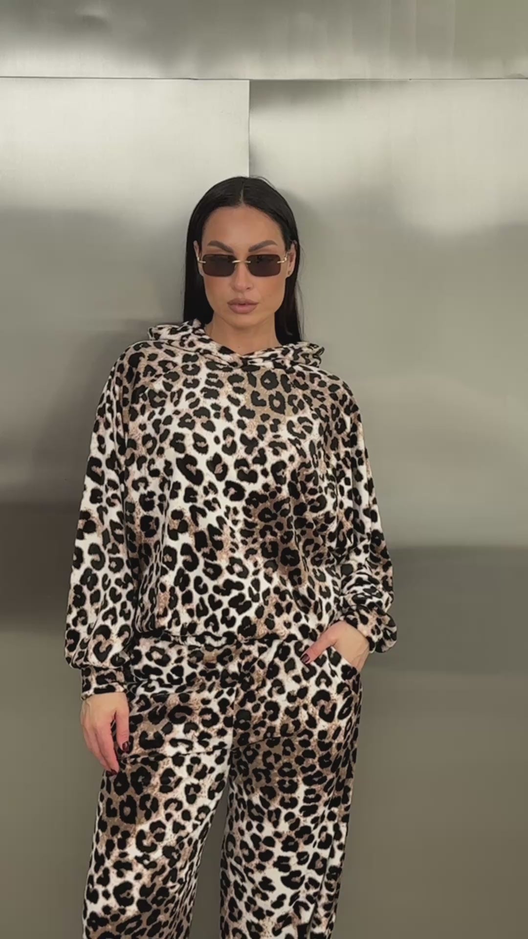 Welurowy komplet dresowy damski – bluza z kapturem + spodnie joggery – print panterkowy