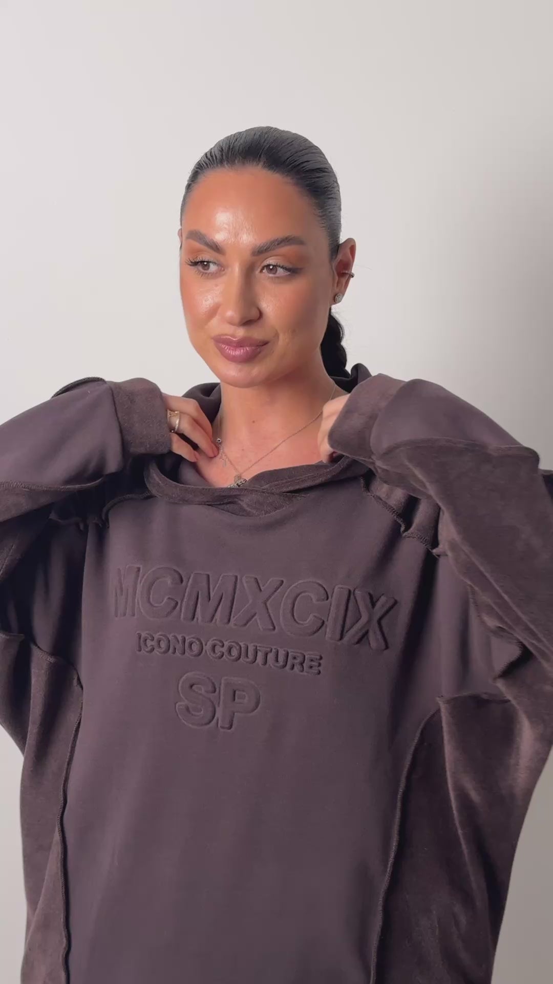 Komplet dresowy z kapturem „MCMXCIX” – czekoladowy brąz