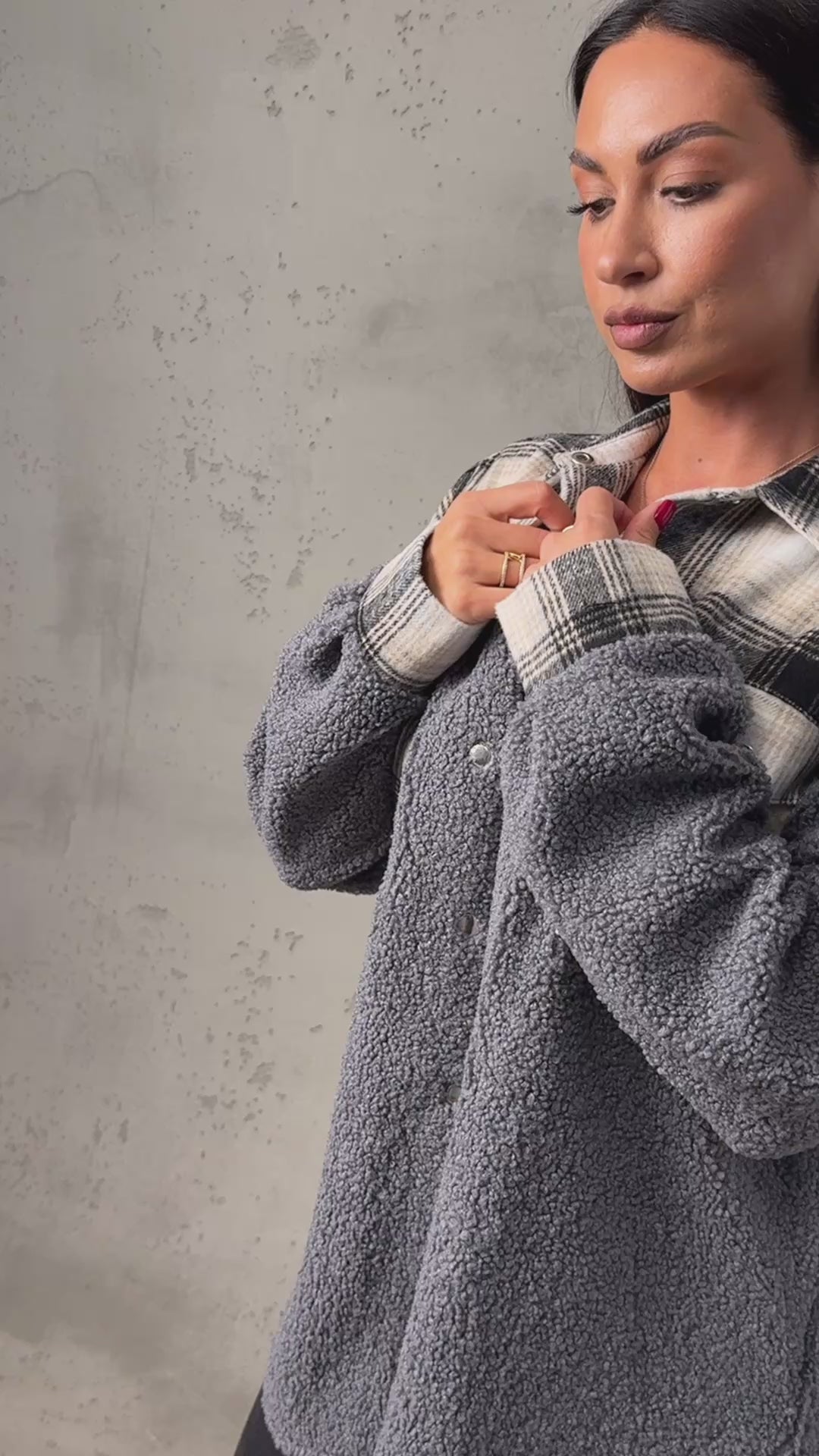 Kurtka koszulowa teddy w kratę – grafitowa