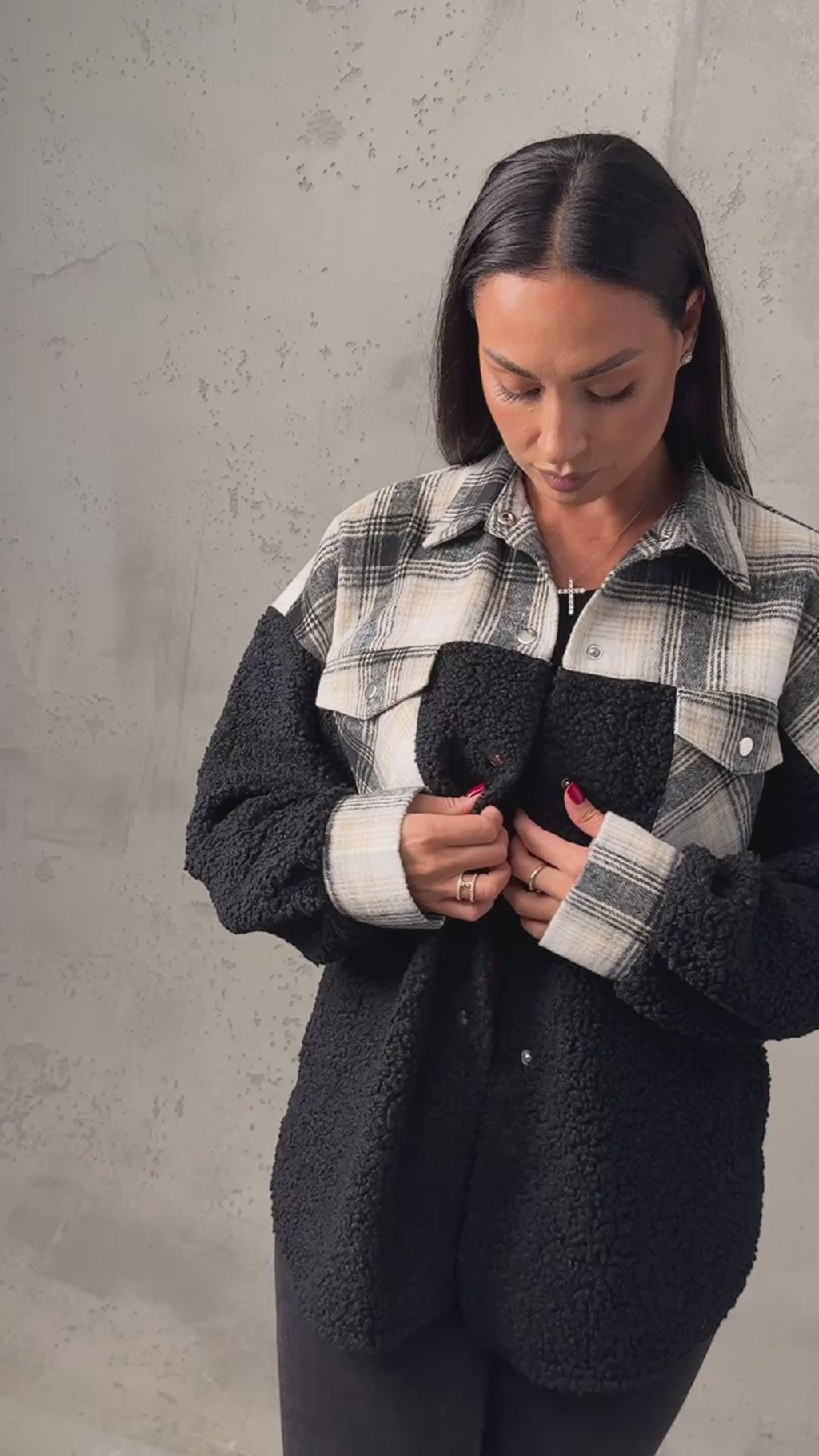 Kurtka koszulowa teddy w kratę – czarna