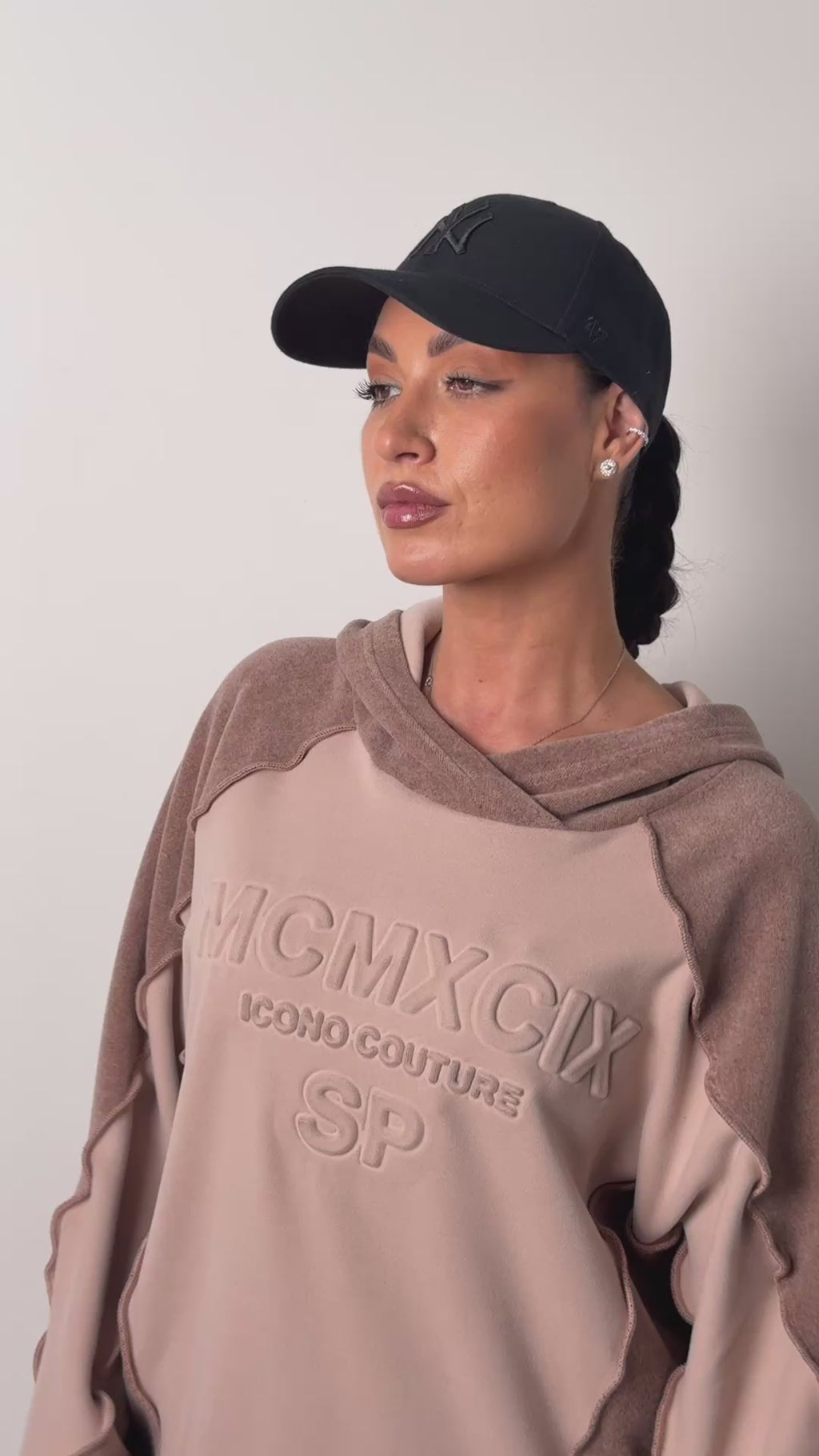 Dwukolorowy komplet dresowy z kapturem „MCMXCIX” – kakao