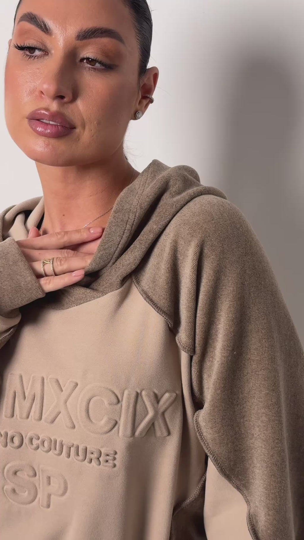 Dwukolorowy komplet dresowy z kapturem „MCMXCIX” – beż