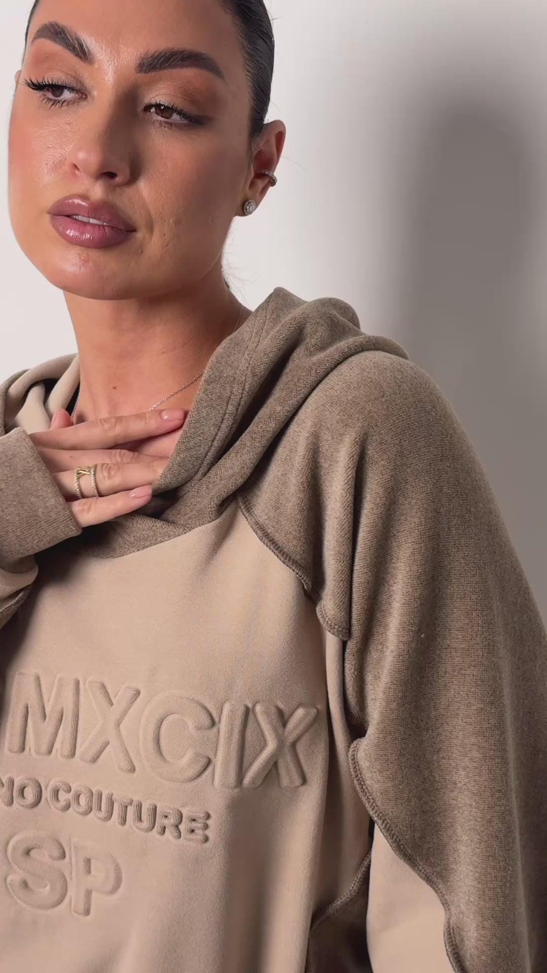 Dwukolorowy komplet dresowy z kapturem „MCMXCIX” – beż