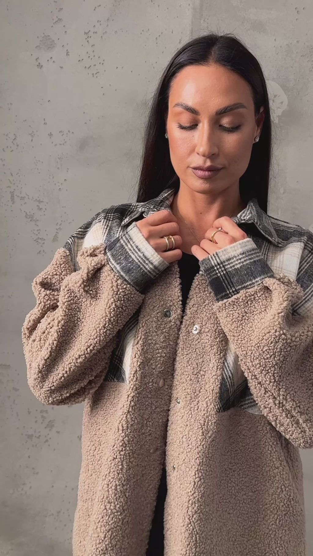 Kurtka koszulowa teddy w kratę – beż / szaro-kremowa