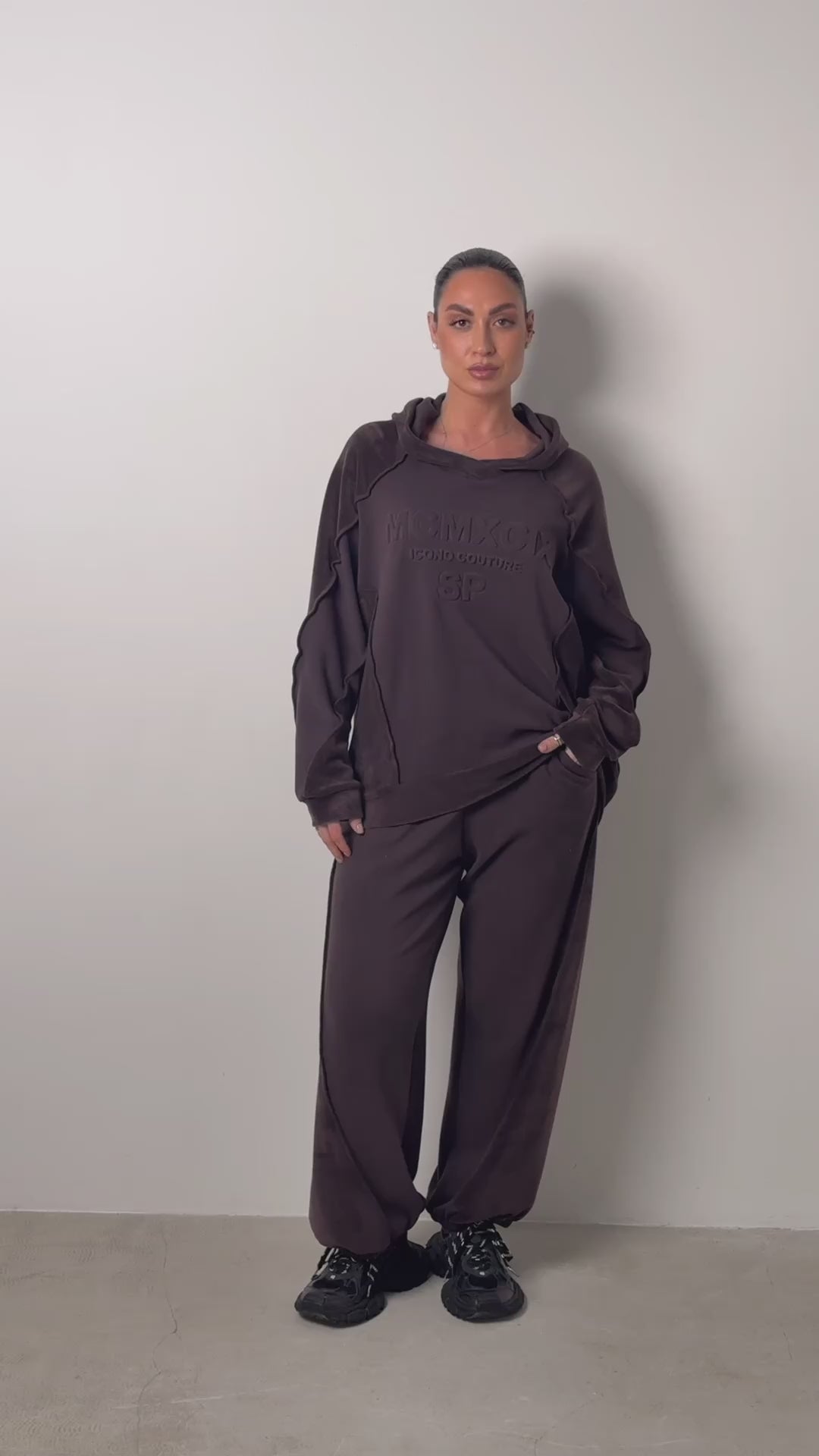 Komplet dresowy z kapturem „MCMXCIX” – czekoladowy brąz