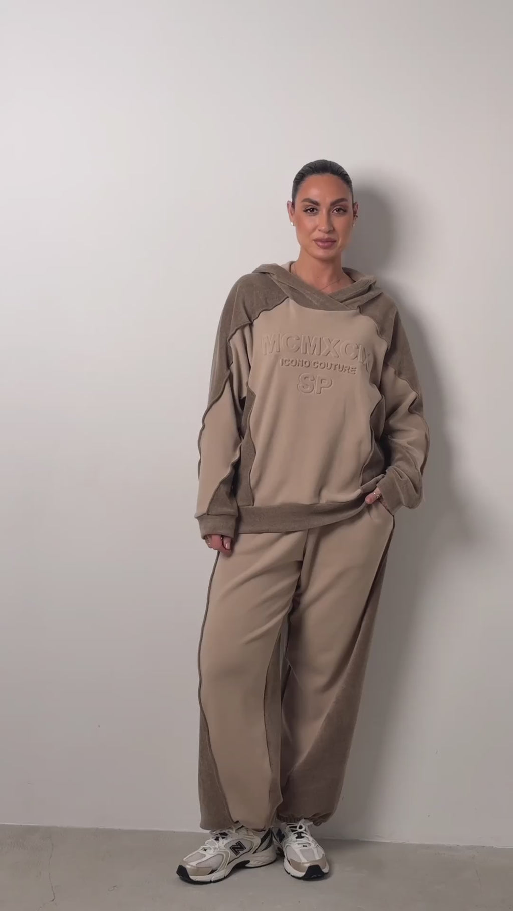 Dwukolorowy komplet dresowy z kapturem „MCMXCIX” – beż